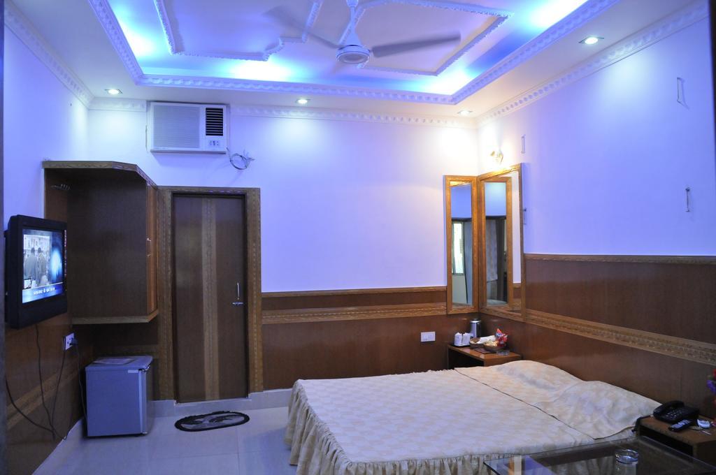 Hotel Heera Колката Номер фото