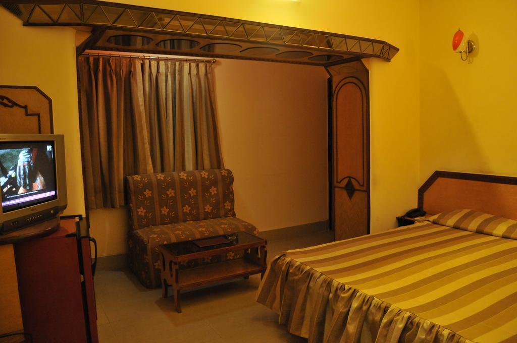 Hotel Heera Колката Номер фото
