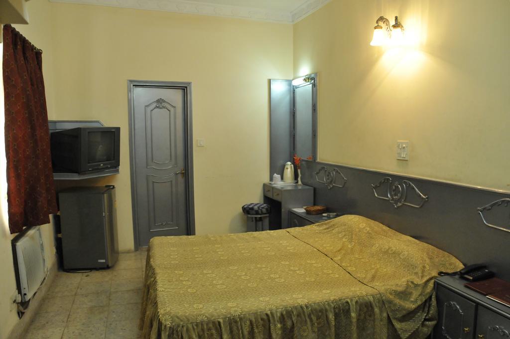 Hotel Heera Колката Номер фото